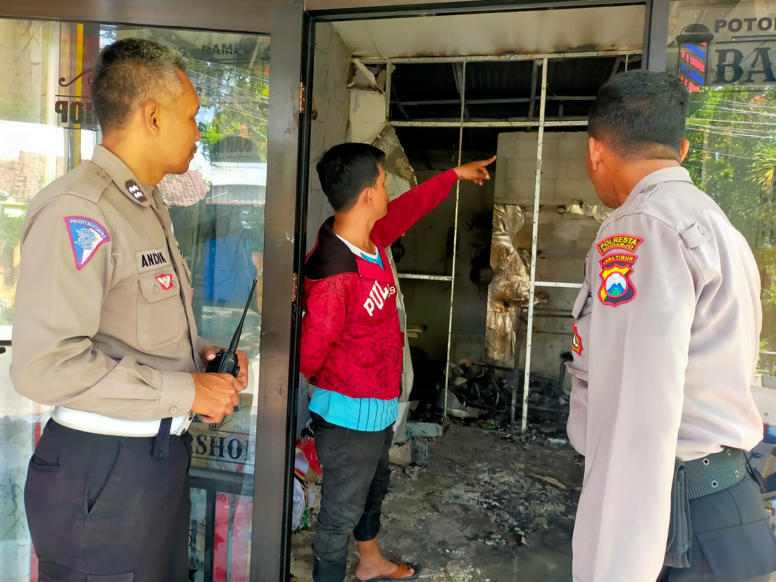 TKP: Polisi saat menyelidiki lokasi kebakaran kontrakan di Buduran, Sidoarjo. (DIKY PUTRA SANSIRI/RADAR SIDOARJO)