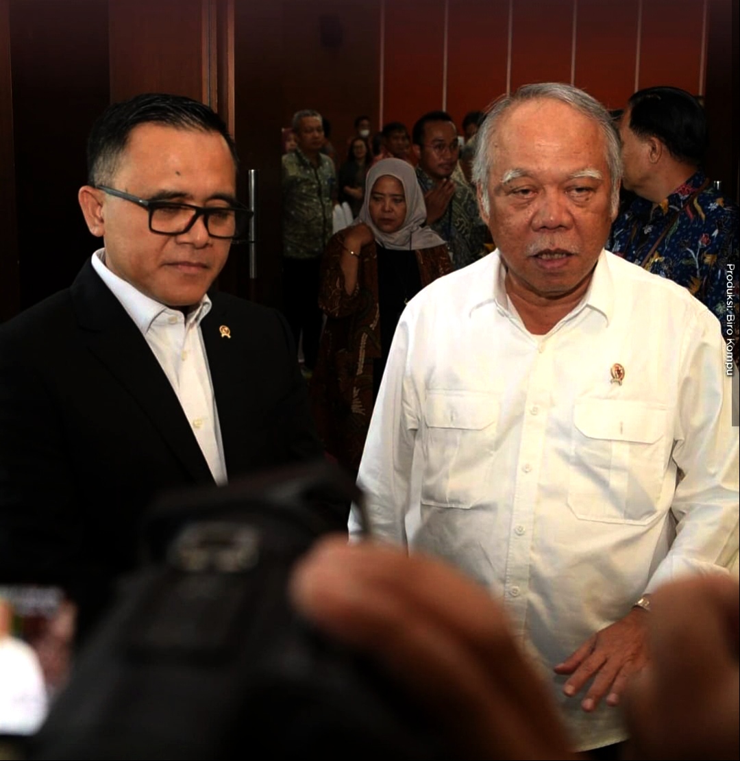 SETUJU: Menteri PAN-RB Azwar Anas dan Menteri PUPR Basuki Hadimuljono saat berada di kantor Kementerian PUPR, Jumat, 19 April 2024. (IST/Kementerian PUPR)