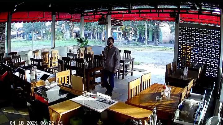 NEKAT : Aksi maling saat bobol restoran di Lebo, Sidoarjo, Kamis, 18 April 2024 terekam CCTV. (IST)