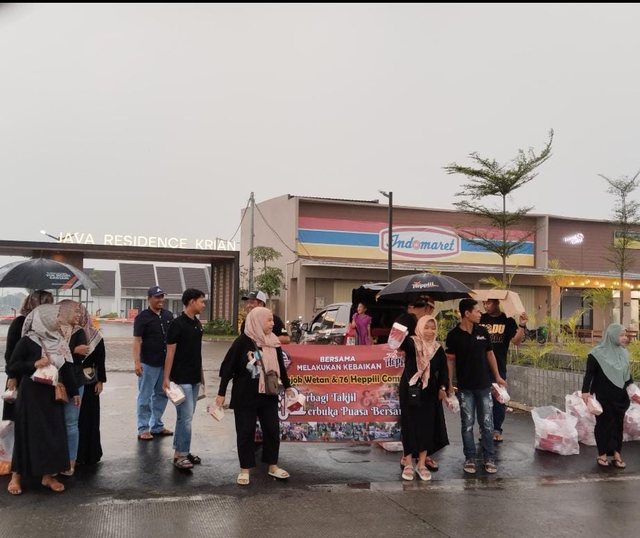 KOMPAK: Momen berbagi yang dilakukan Karang Taruna Heppiii Community di Sidoarjo saat Ramadan lalu. (IST)