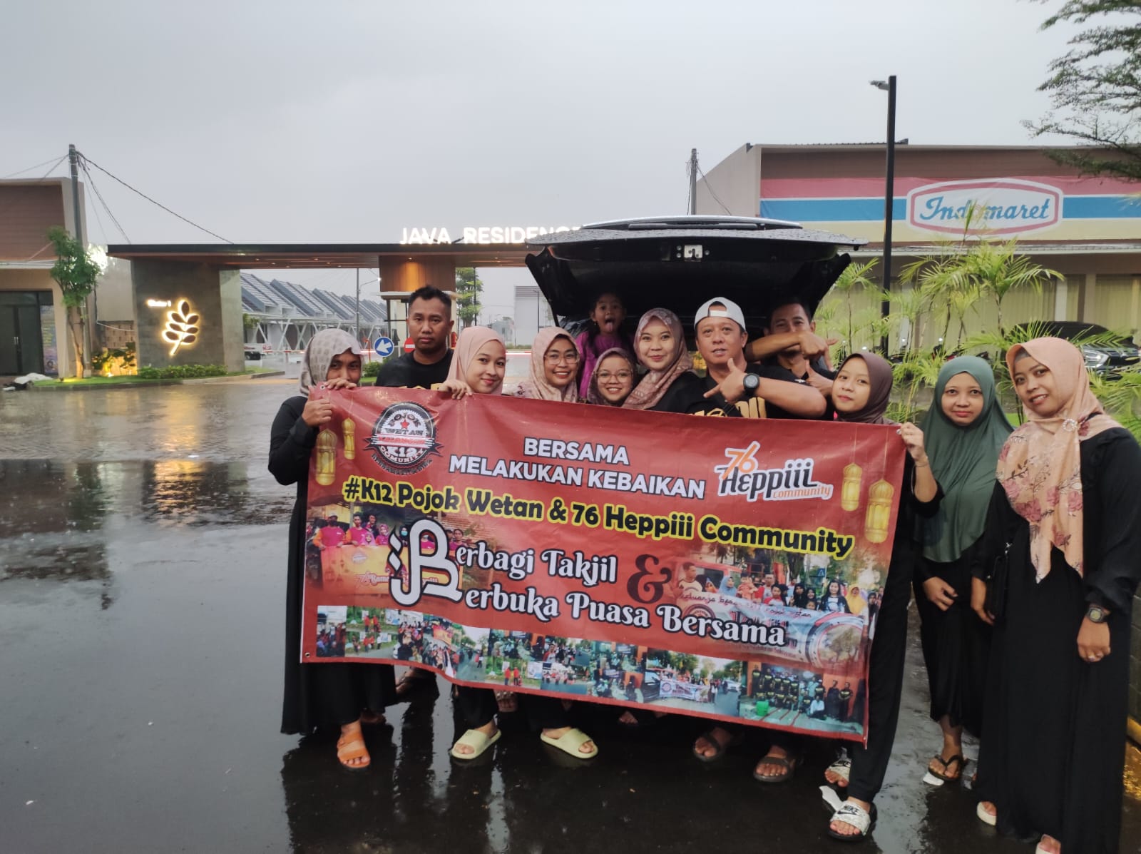BERBAGI- Salahsatu kegiatan yang dilakukan Karang Taruna Heppiii Community di Sidoarjo selama ramadan. Kini kegiatan berlanjut dengan pembangunan fasilitas umum di desa masing-masing. (IST)