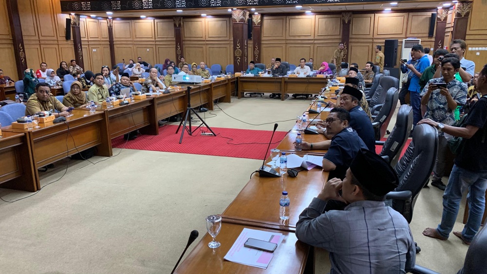 POLEMIK: Suasana hearing Komisi A DPRD Sidoarjo dengan Sekda dan pejabat terkait. (M SAIFUL ROHMAN/RADAR SIDOARJO)