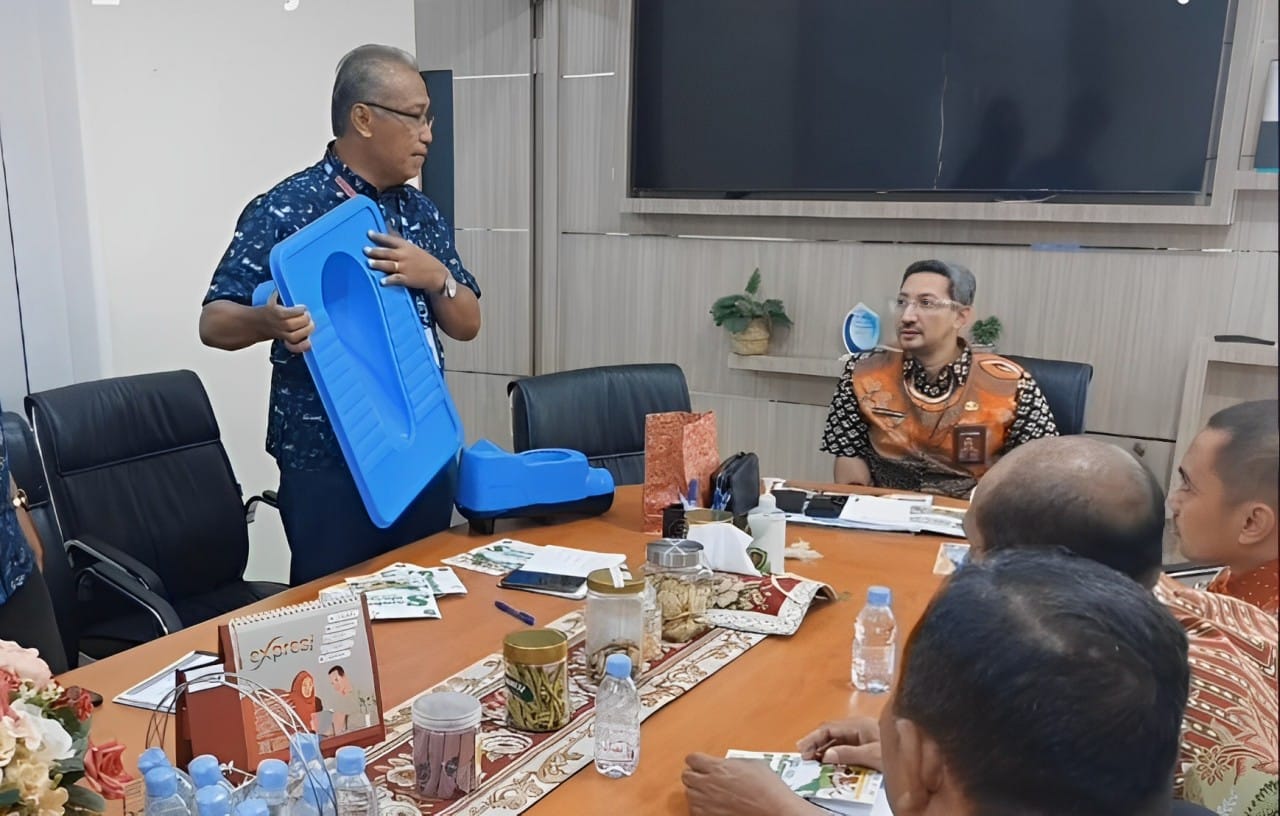 KOORDINASI: Dinas Kesehatan Sidoarjo berkolaborasi dengan Apsani untuk memperkenalkan teknologi jamban terbaru. (IST/Dinkes Sidoarjo)