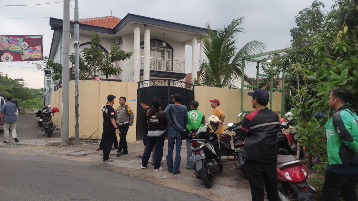 RAMAI: Suasana di depan rumah Via Vallen di Tanggulangin, Sidoarjo. (DIKY PUTRA SANSIRI/RADAR SIDOARJO)