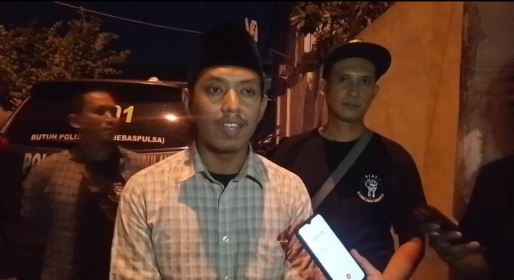 TEGAS: : Kuasa hukum korban saat doorstop dengan media di depan rumah Via Vallen di Sidoarjo. (DIKY PUTRA SANSIRI/RADAR SIDOARJO)