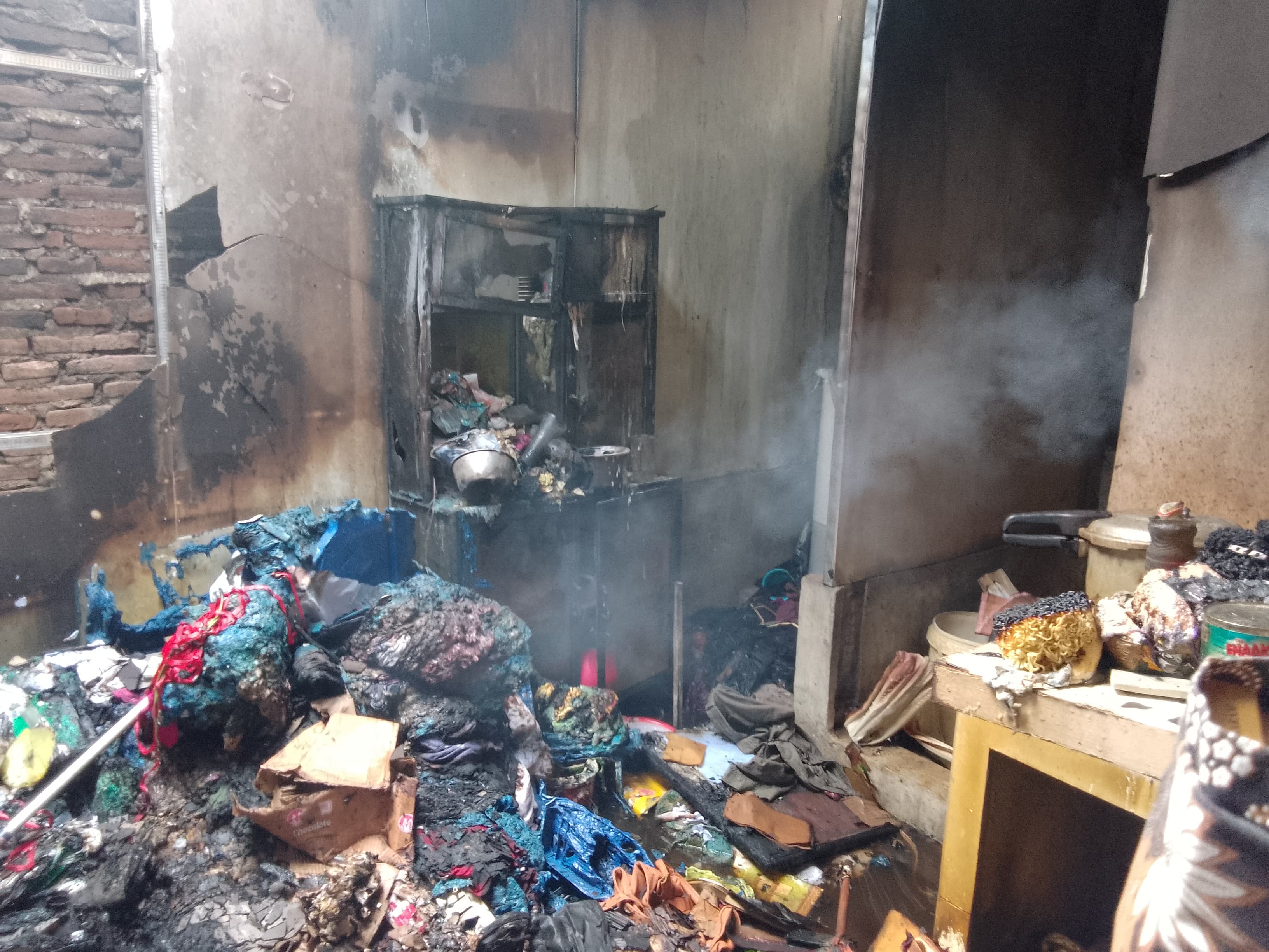 LUDES : Bagian dapur rumah Mbah Dul yang habis terbakar. (DIKY PUTRA SANSIRI/RADAR SIDOARJO)