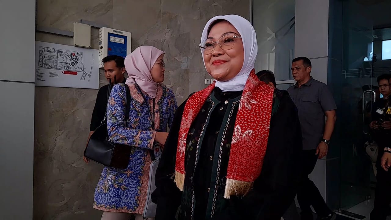 SIAPKAN SDM: Menteri Tenaga Kerja RI Ida Fauziyah setelah kegiatan di Kecamatan Tulangan, Sidoarjo. (M SAIFUL ROHMAN/RADAR SIDOARJO)