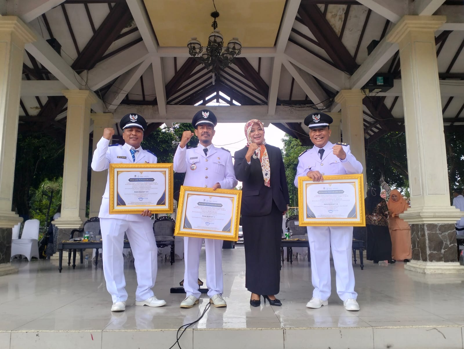 BANGGA: Foto bersama Kepala Desa Keboan Anom Sutiyono (kanan) didampingi Camat Gedangan Ineke Dwi Setiawati (dua dari kanan). (ANAS/RADAR SIDOARJO)