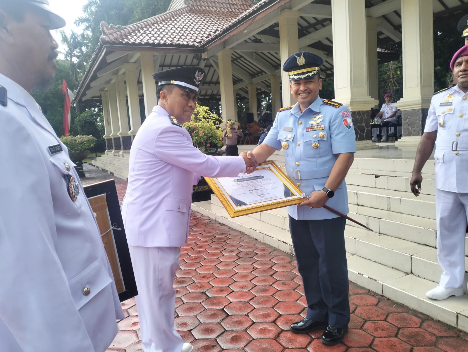 MEMBANGGAKAN: Kepala Desa Keboan Anom Sutiyono saat menerima penghargaan Desa Prospektif Good Governance Pengelolaan Keuangan dari Direktorat Jenderal Perbendaharaan Provinsi Jawa Timur.