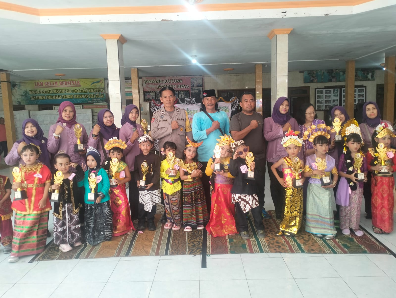 TERUSKAN PERJUANGAN: Kepala Desa Gelam Muchammad Muslich dalam kegiatan Gebyar Kartini Cilik TK-KB Darma Wanita Persatuan Gelam.&nbsp;(ANAS/RADAR SIDOARJO)