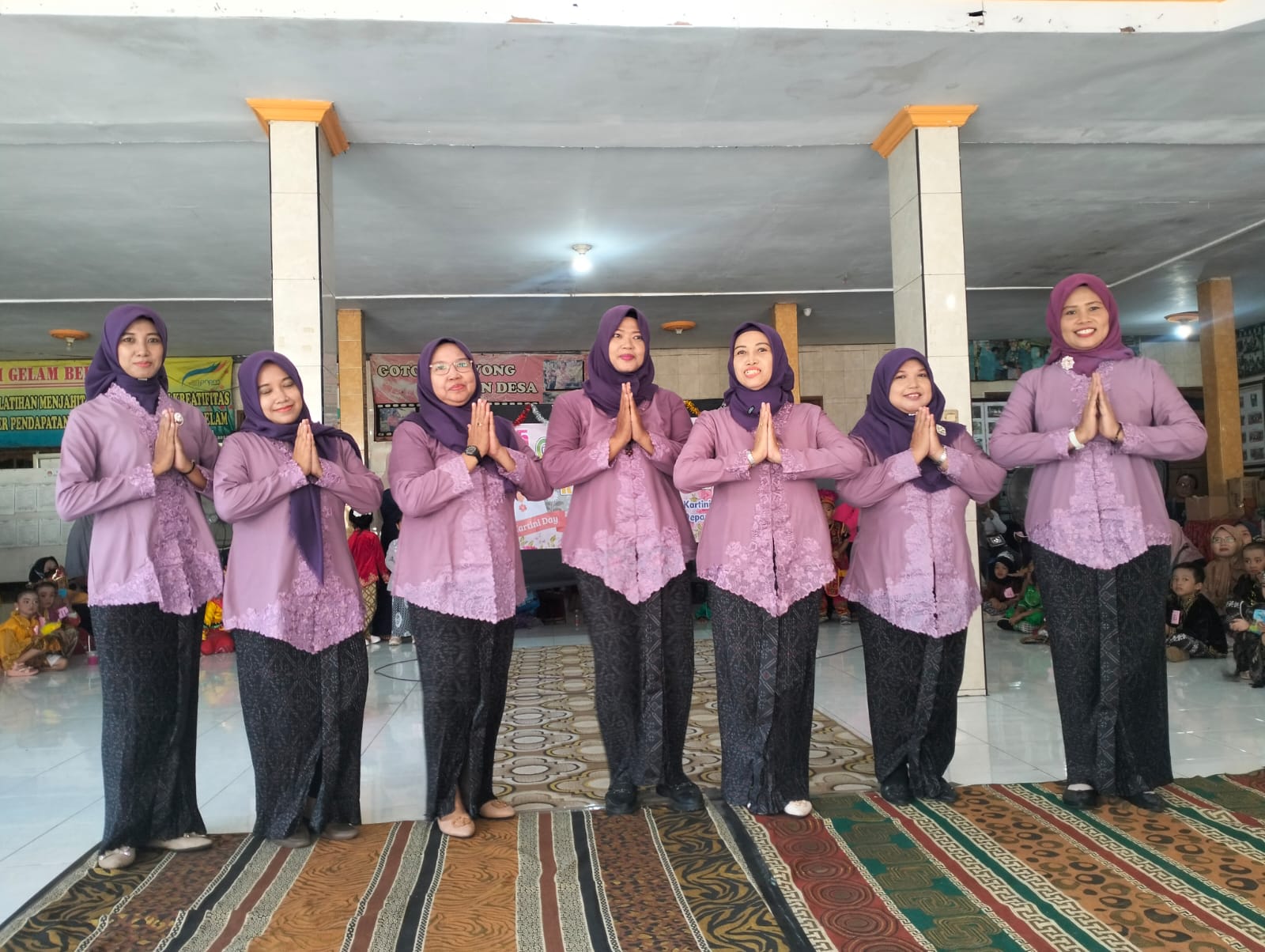 KOMPAK: Guru TK-KB Darma Wanita Persatuan Gelam saat mempergerakan fashion show kepada anak-anak. (ANAS/RADAR SIDOARJO)
