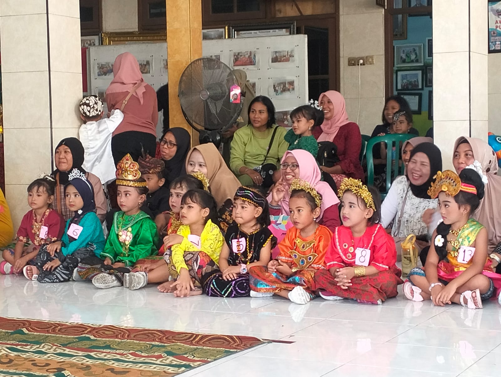 SUPPORT: Siswa dan orang murid KB-TK Darma Wanita Persatuan Gelam saat antusias melihat temannya saat tampil fashion show. (ANAS/RADAR SIDOARJO)