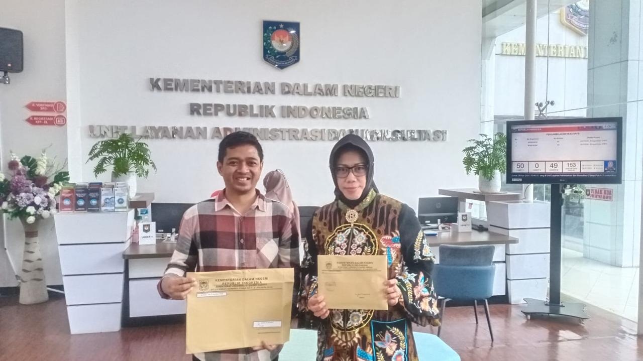 KONSULTASI : Sekda Fenny Apridawati menunjukkan surat rekomendasi saat di kantor Kemendagri. (IST)