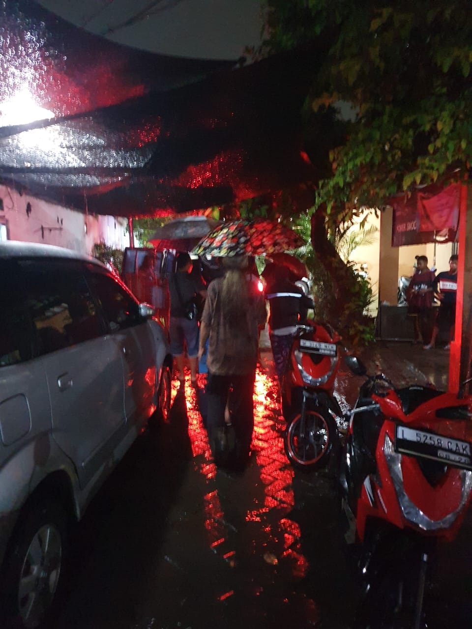 GEGER: Proses evakuasi jenazah Iwantoro yang ditemukan meninggal di Waru, Rabu (24/4). (IST)