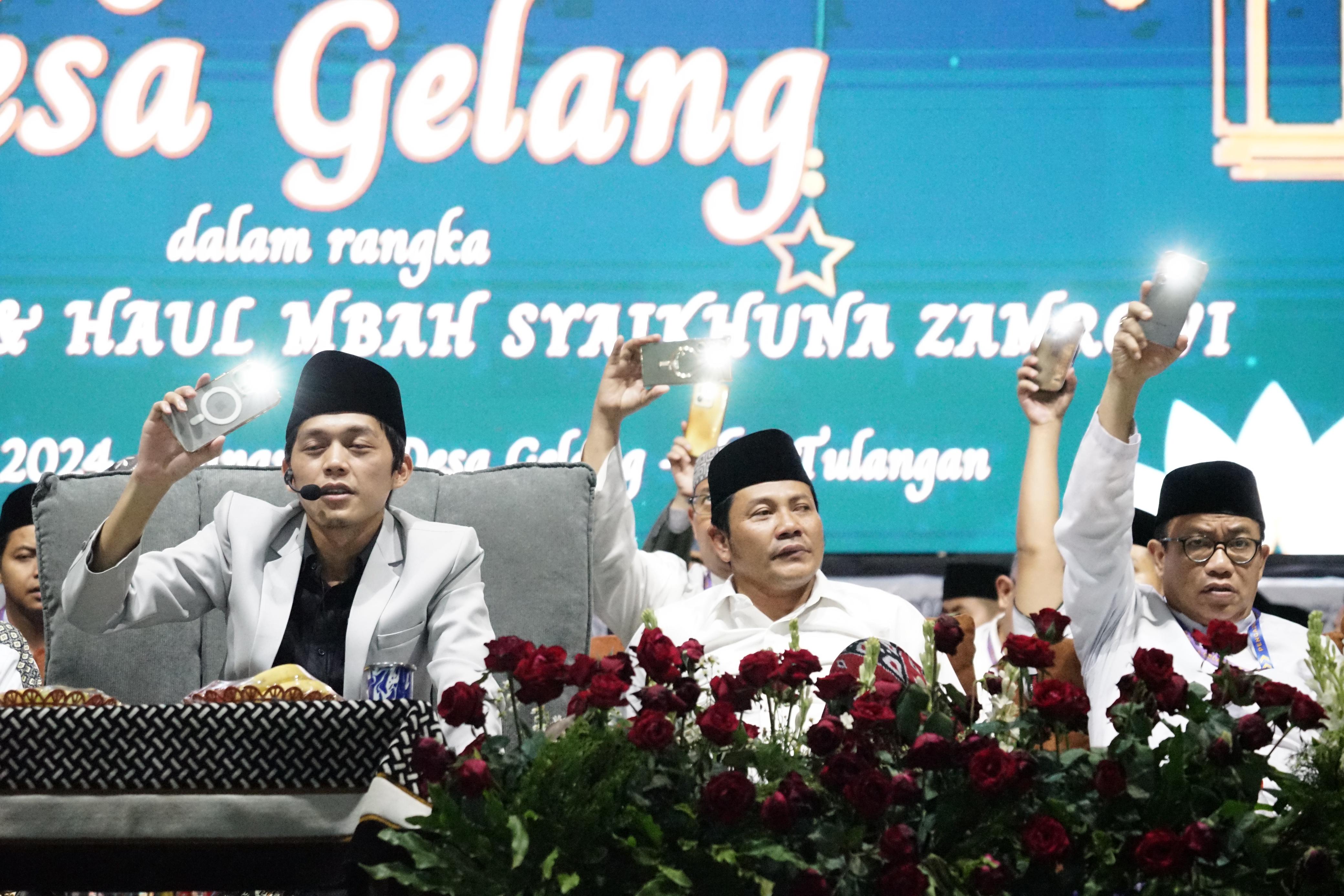 BERKAH: Ngaji Bareng Gus Iqdam, Wabup Subandi dan Ketua DPRD Sidoarjo Subandi di Desa Gelang, Tulangan. (IST)