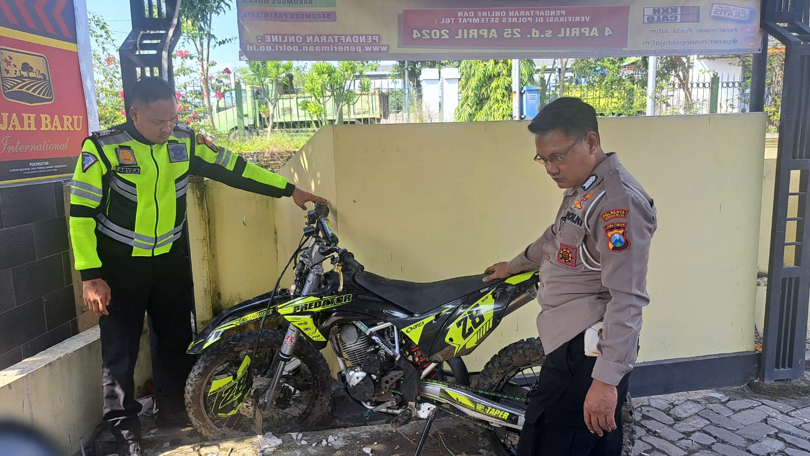 KETEMU: Sepeda motor milik korban yang tercebur berhasil ditemukan. (IST)