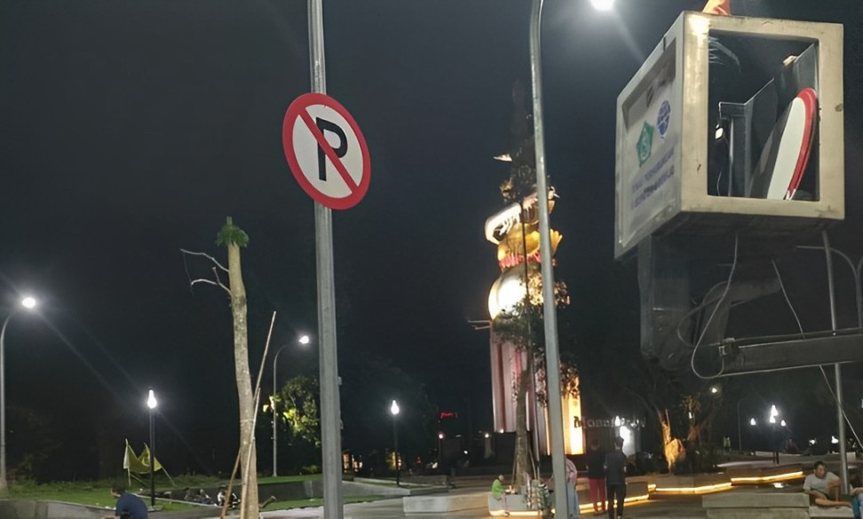 TERTIB: Pemasangan rambu dilarang parkir di Alun-Alun Sidoarjo. (IST)