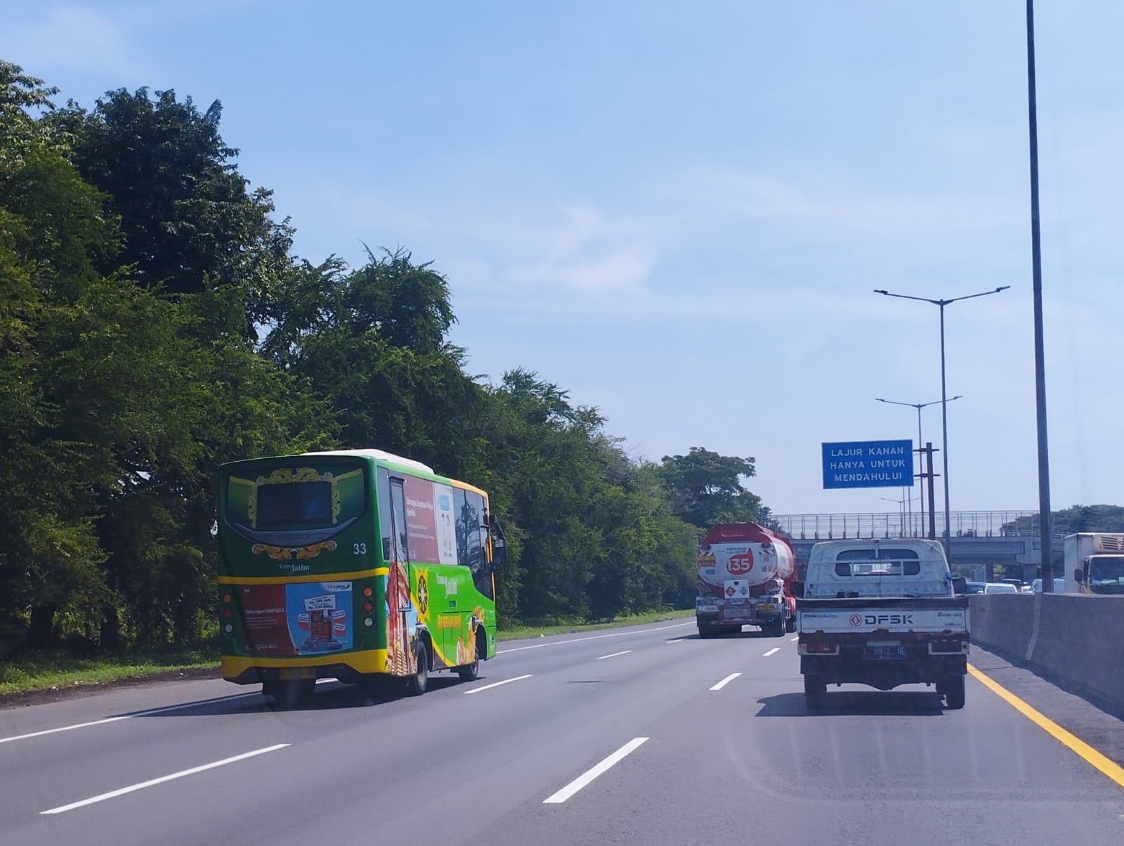 TRANSPORTASI : Bus Trans Jatim saat melintas di jalan tol Sidoarjo. (ANNISA FIRDAUSI/RADAR SIDOARJO)