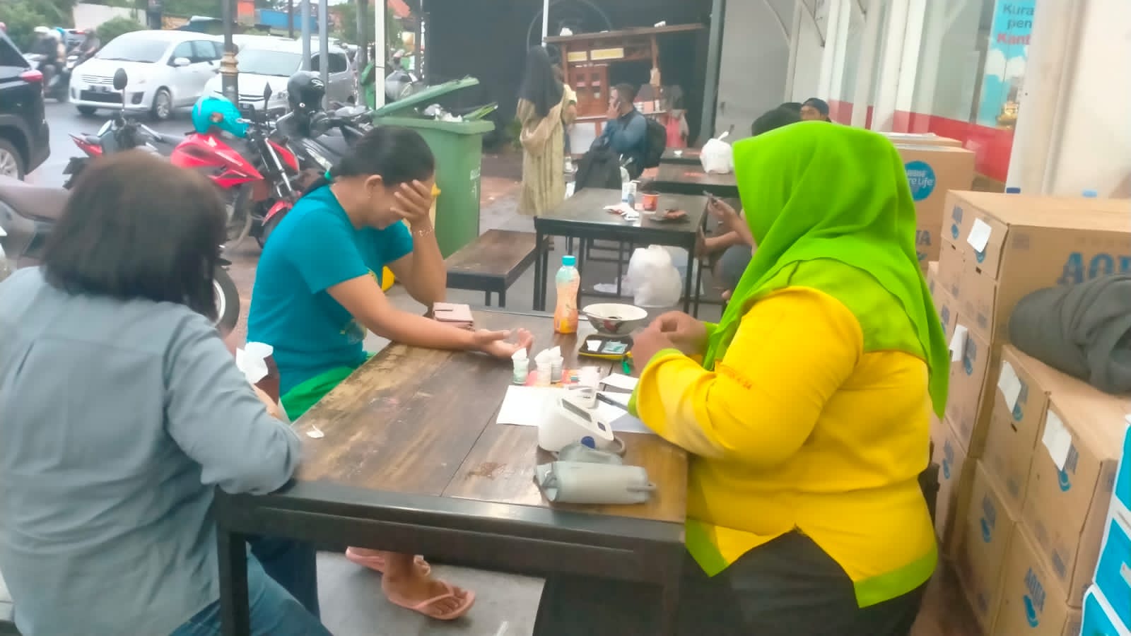 RAMAI: Warga yang belanja di Alfamart Wedoro mendapatkan fasilitas cek kesehatan gratis. (IST)