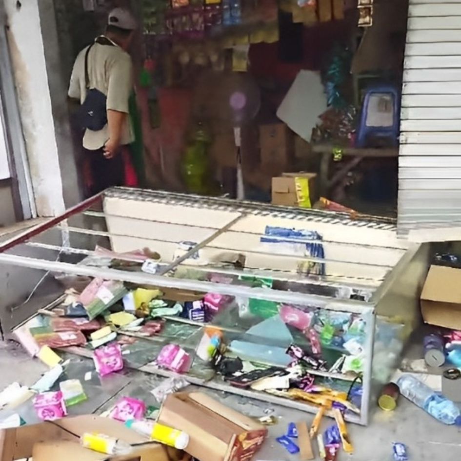 BERSERAKAN: Barang dagangan yang keluar dari Warung Madura di Sukodono, Sidoarjo akibat ledakan. (IST)