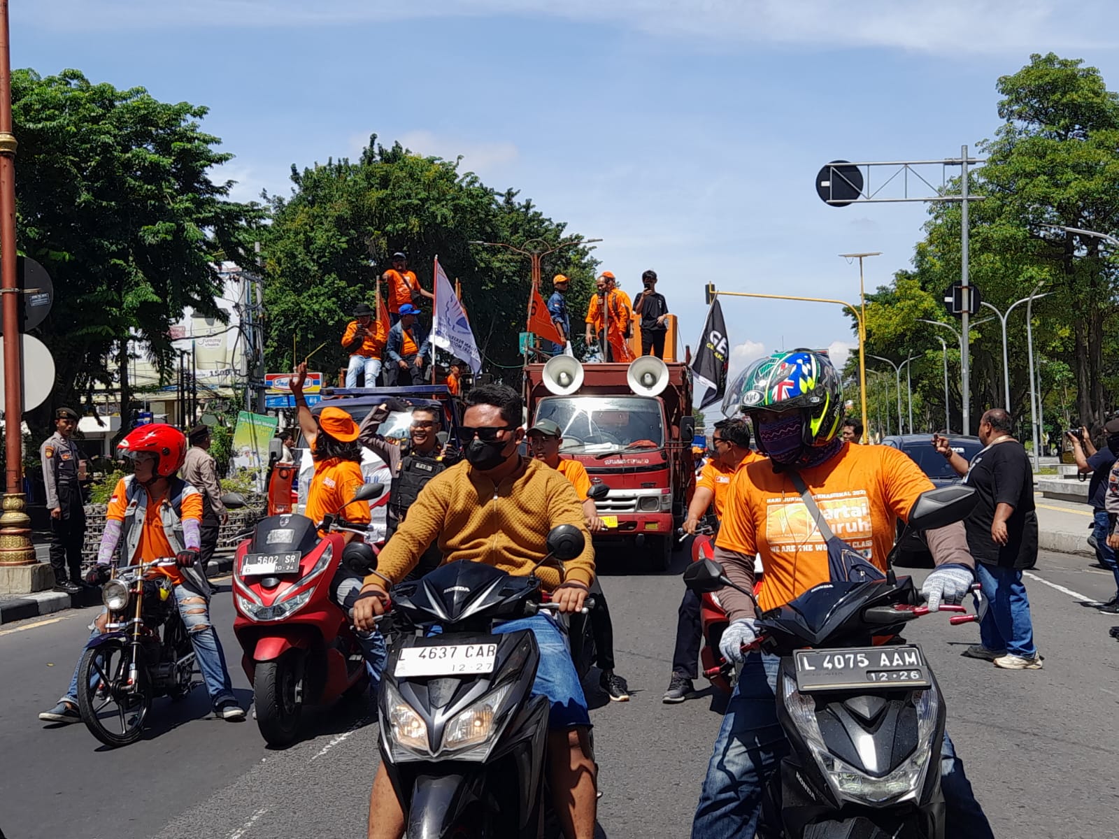 PEKERJA: Ribuan buruh saat melakukan demonstrasi di depan Alun-Alun Jayandaru, Sidoarjo. (M SAIFUL ROHMAN/RADAR SIDOARJO)