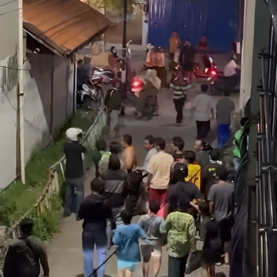 RAMAI: Kerumunan warga di Ngingas, Waru, Sidoarjo saat menyaksikan pelaku pencurian motor diikat di tiang listrik, Selasa, 30 April 2024 malam. (IST)