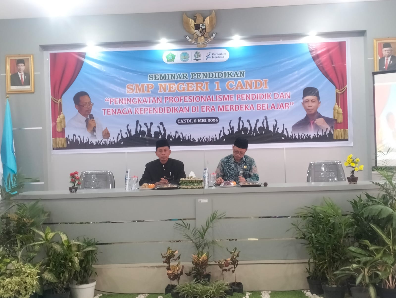 KOORDINASI: Kepala SMPN 1 Candi Sidoarjo Heri Kristianti,S.Pd.,M.Pd (kiri) didampingi Kepala Dinas Pendidikan dan Kebudayaan Sidoarjo Dr Tirto Adi dalam kegiatan seminar. (ANAS/RADAR SIDOARJO)