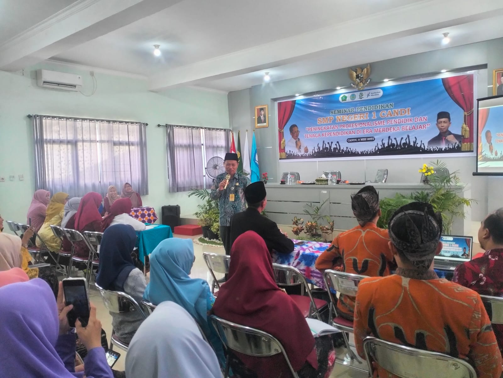 PAPARAN: Kepala Dinas Pendidikan dan Kebudayaan Sidoarjo Dr Tirto Adi saat menjadi narasumber seminar di SMP Negeri 1 Candi. (ANAS/RADAR SIDOARJO)