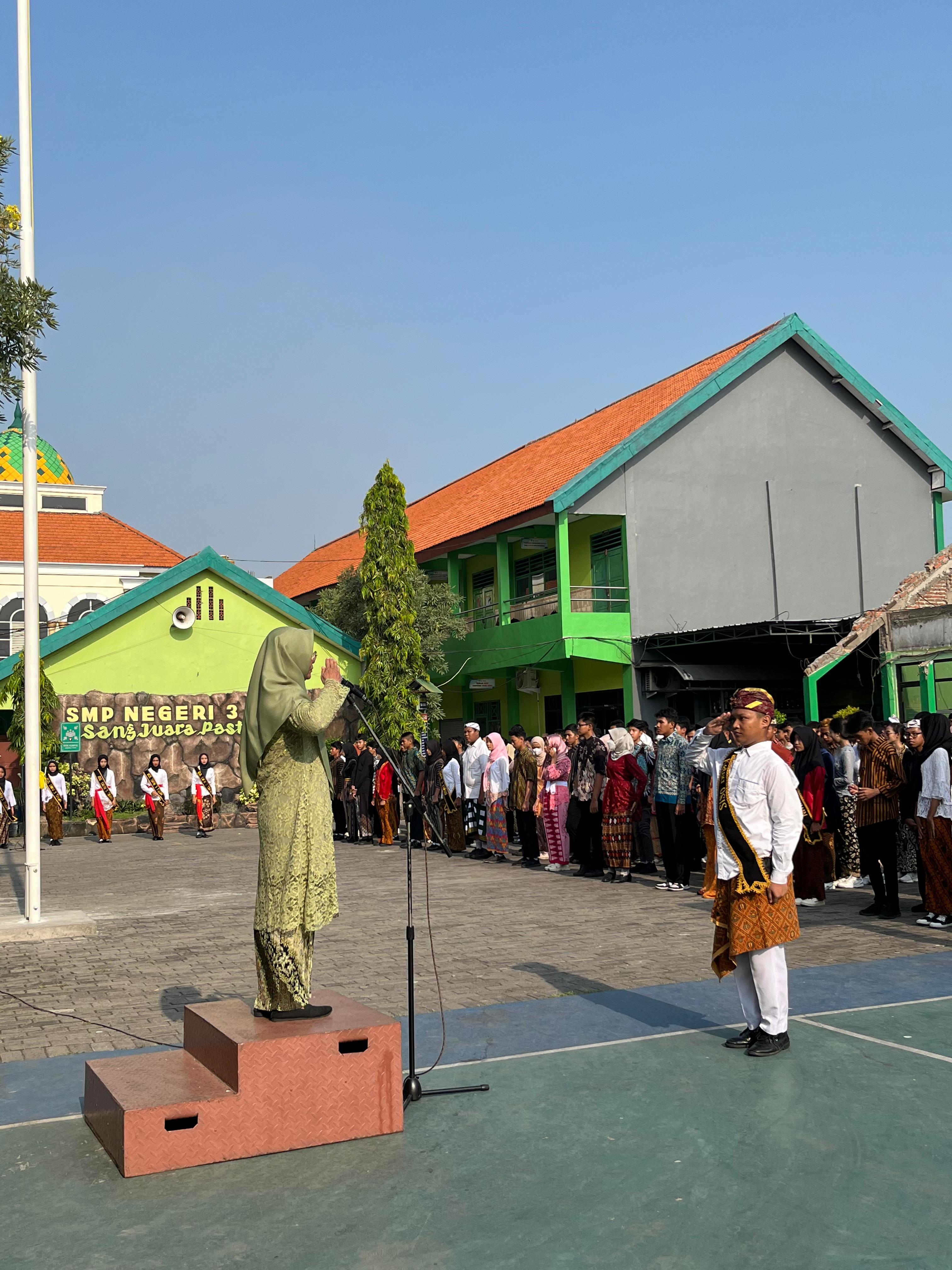 KHIDMAT: Kepala SMP Negeri 3 Taman Dra. Sumarti, M.Pd saat memimpin upacara diikuti peringatan Hari Pendidikan Nasional (Hardiknas). (IST)