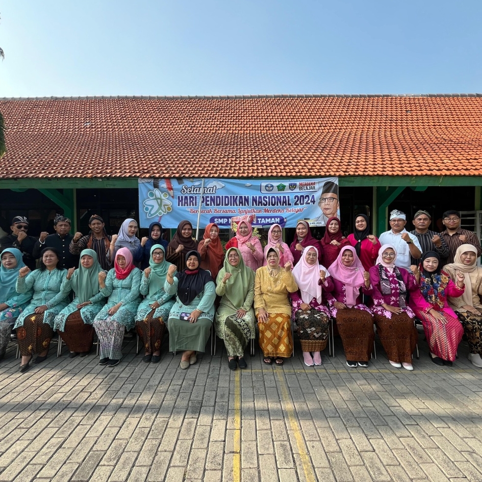 KOMPAK: Kepala SMP Negeri 3 Taman Dra. Sumarti, M.Pd (tengah) bersama dewan guru sesudah upacara peringatan Hari Pendidikan Nasional (Hardiknas). (IST)