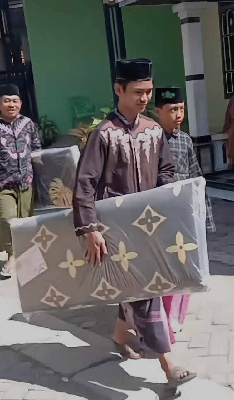 UNIK: Warga Sedati Sidoarjo membawa pulang souvenir berupa kasur lipat menjadi viral di sosial media. (akun TikTok @mas_kemon03)