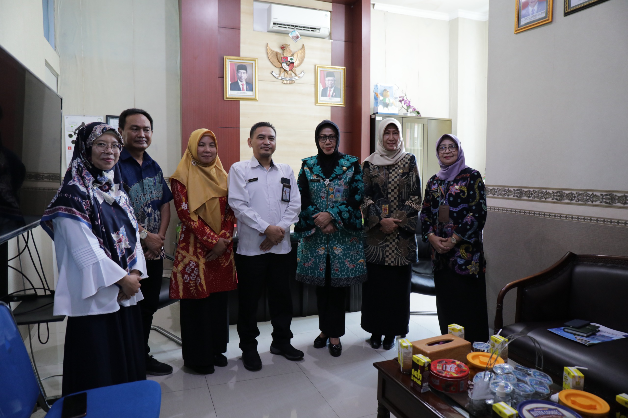 KOORDINASI : Kepala BPS Sidoarjo M Ismail (tengah) bersama Sekda Sidoarjo Fenny Apridawati (tiga dari kanan) berdiskusi tentang pertumbuhan ekonomi. (IST)