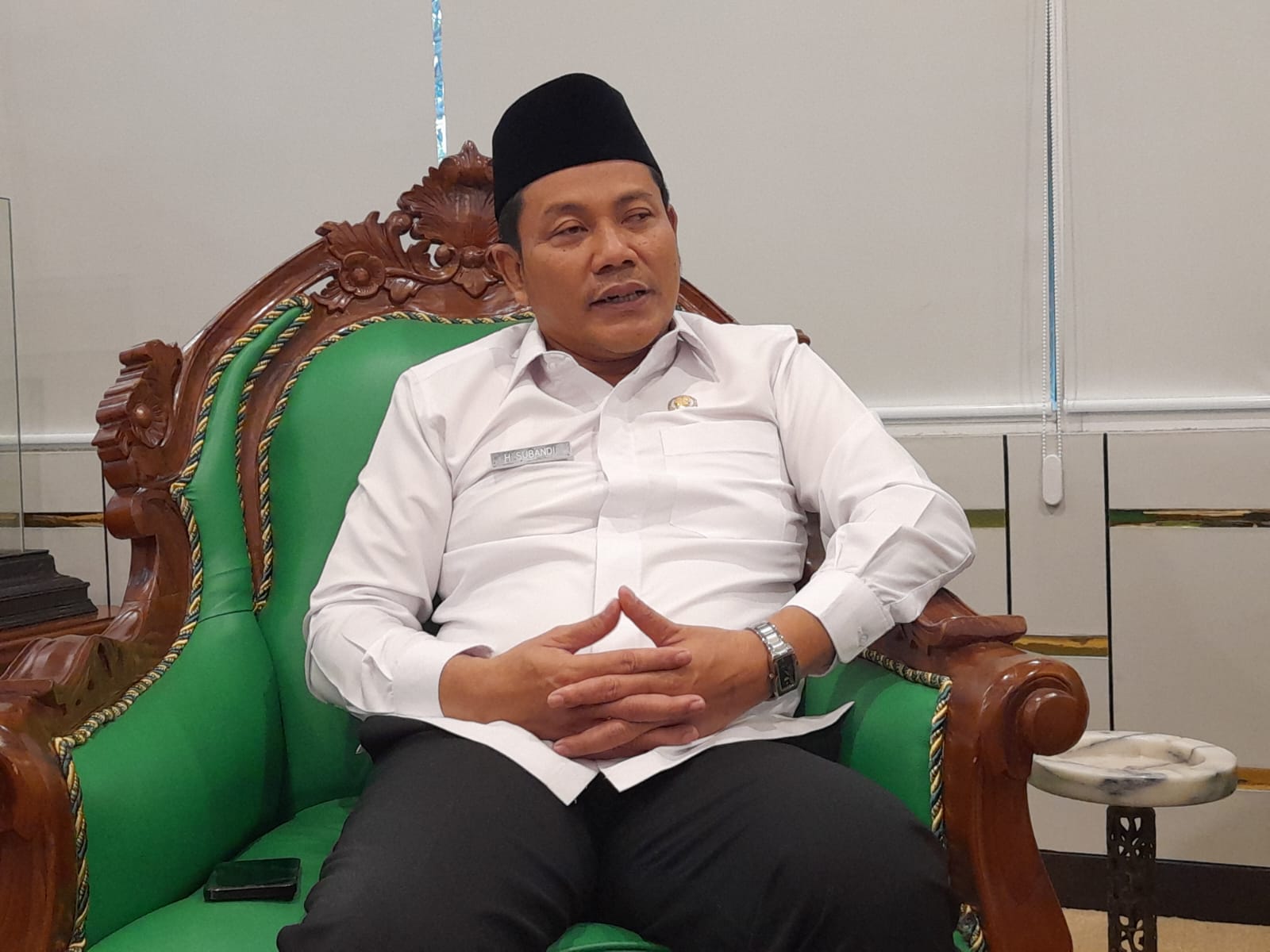 MITRA TERBAIK: Wakil Bupati Sidoarjo Subandi saat ditemui di kantornya, Jumat, 3 Mei 2024. (M SAIFUL ROHMAN/RADAR SIDOARJO)
