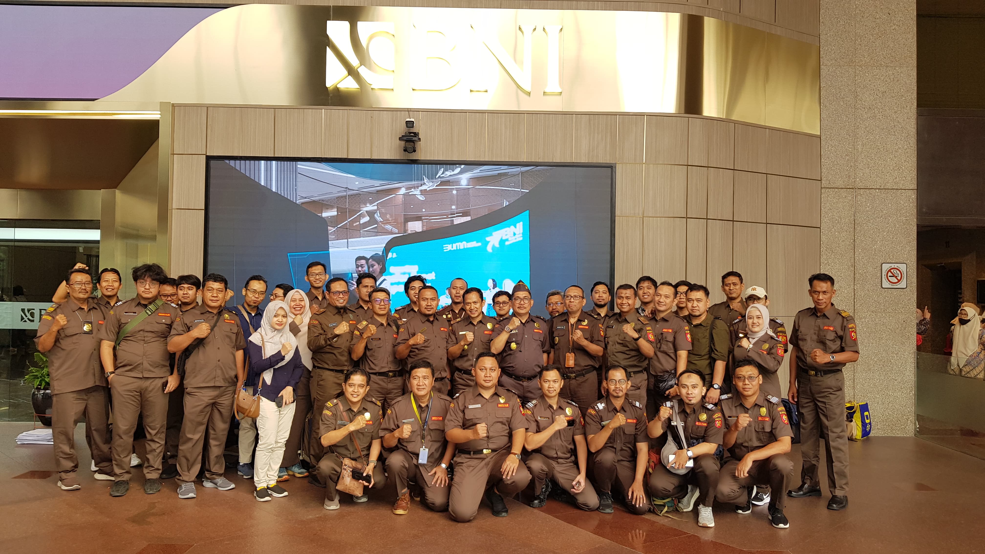 KOMPAK: Juru Sita Pajak Negara DJP se-Jawa Timur berpose bersama setelah kegiatan blokir serentak pada 2 Mei 2024.