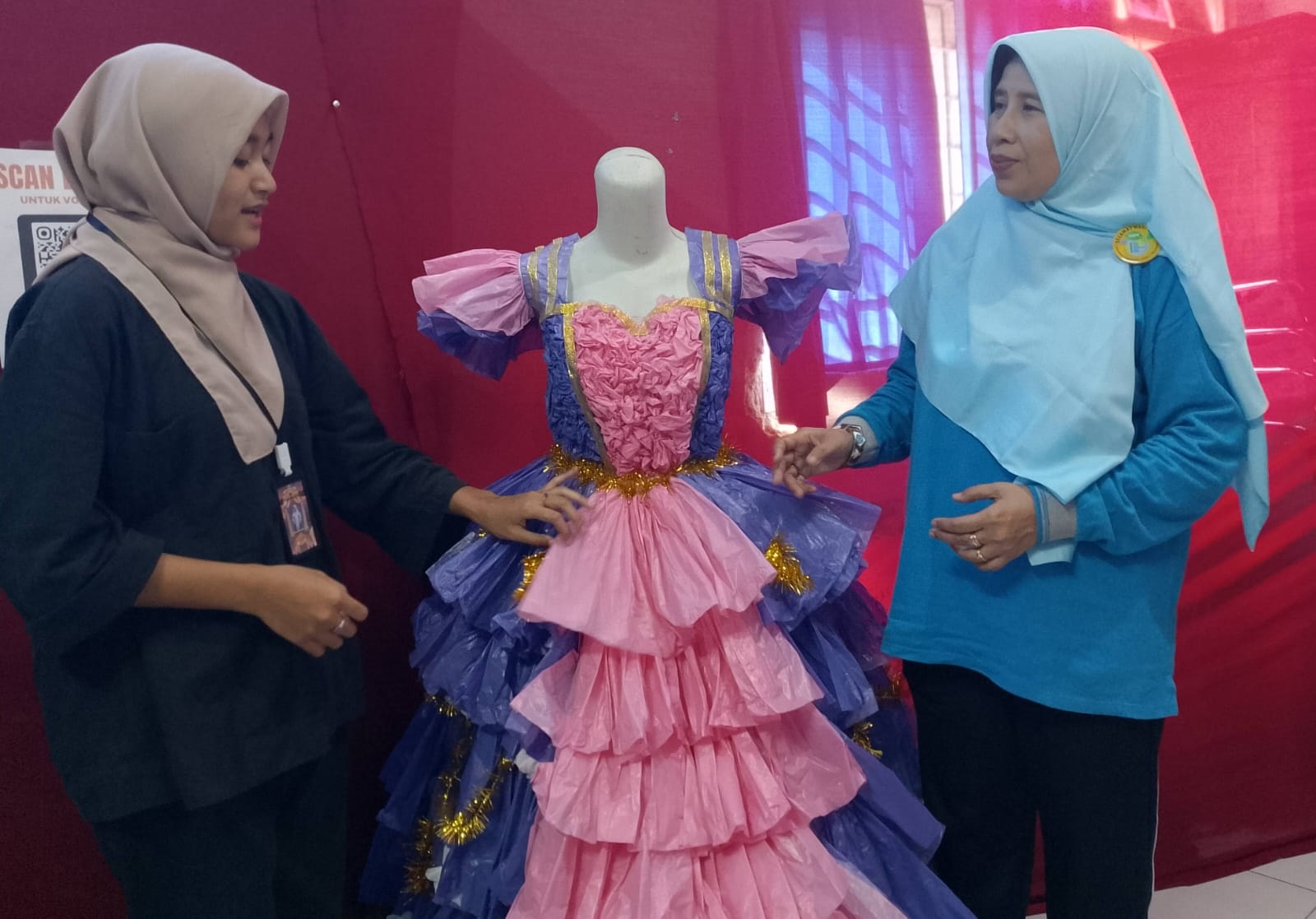 KREASI: Sheila Nikeysha Michaelo Kelas, 6.5 (program 6 semester) menunjukan hasil kreasi  di pameran Bhineka Tunggal Ika.