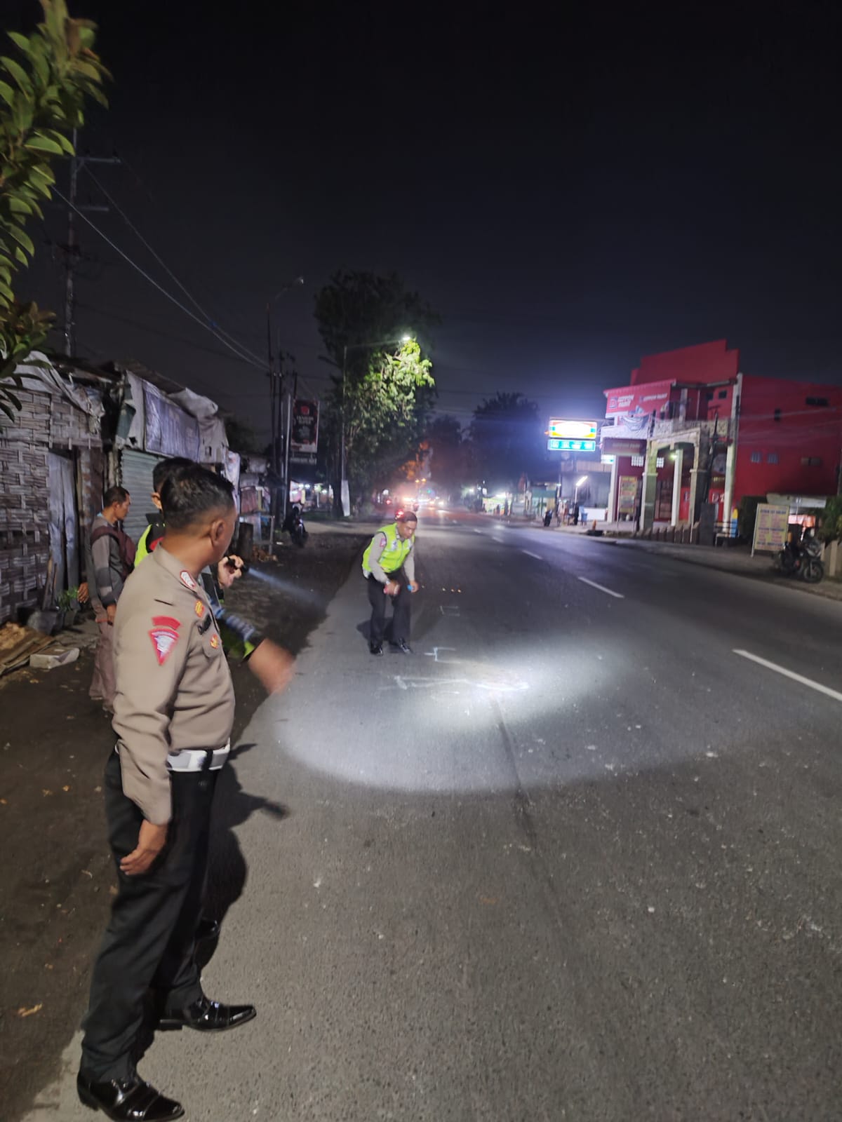 JALUR MAUT: Polisi sedang melakukan olah TKP kecelakaan di Krian, Sidoarjo. (IST)
