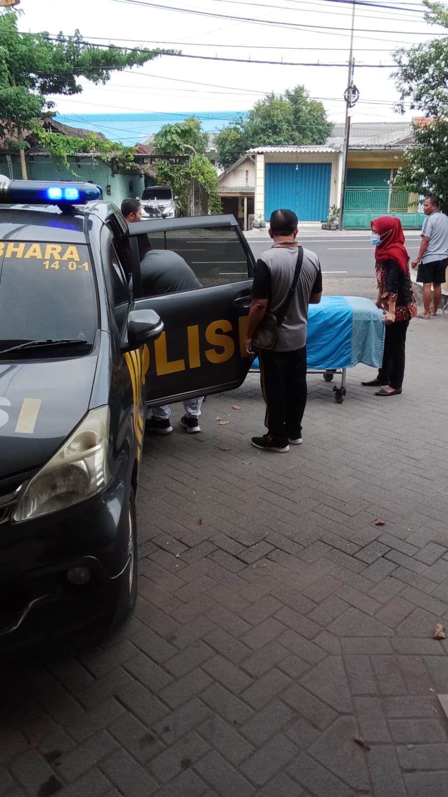SELAMAT : Perempuan 23 tahun dibawa ke rumah sakit usai melompat ke Sungai Brantas di Tarik, Sidoarji, Sabtu, 4 Mei 2024. (IST)
