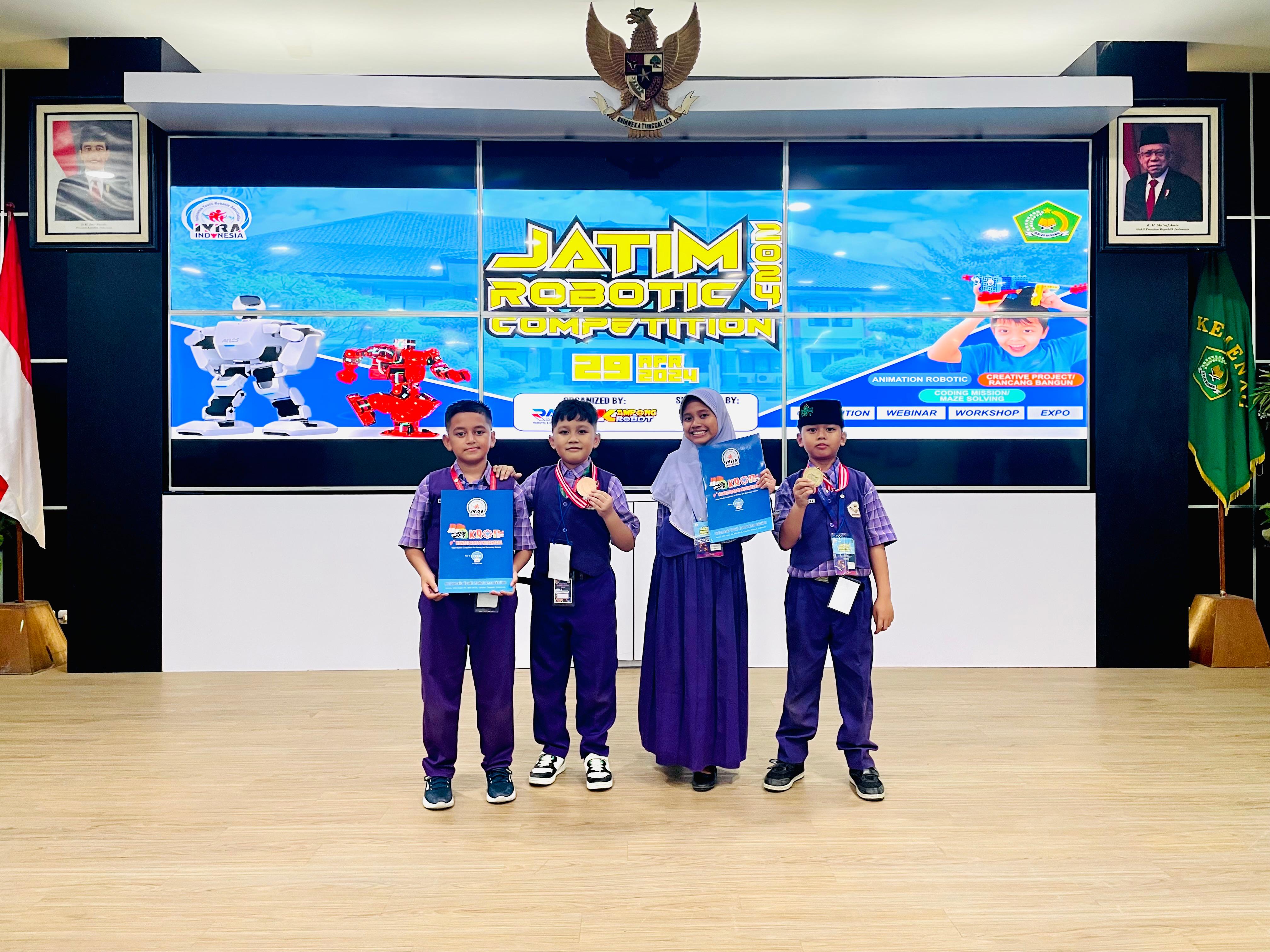BERPRESTASI: Siswa MI Maarif Bilingual Islamic Scool Tanggulangin yang mengikuti ajang Jatim Robotik Competition 2024. (IST)