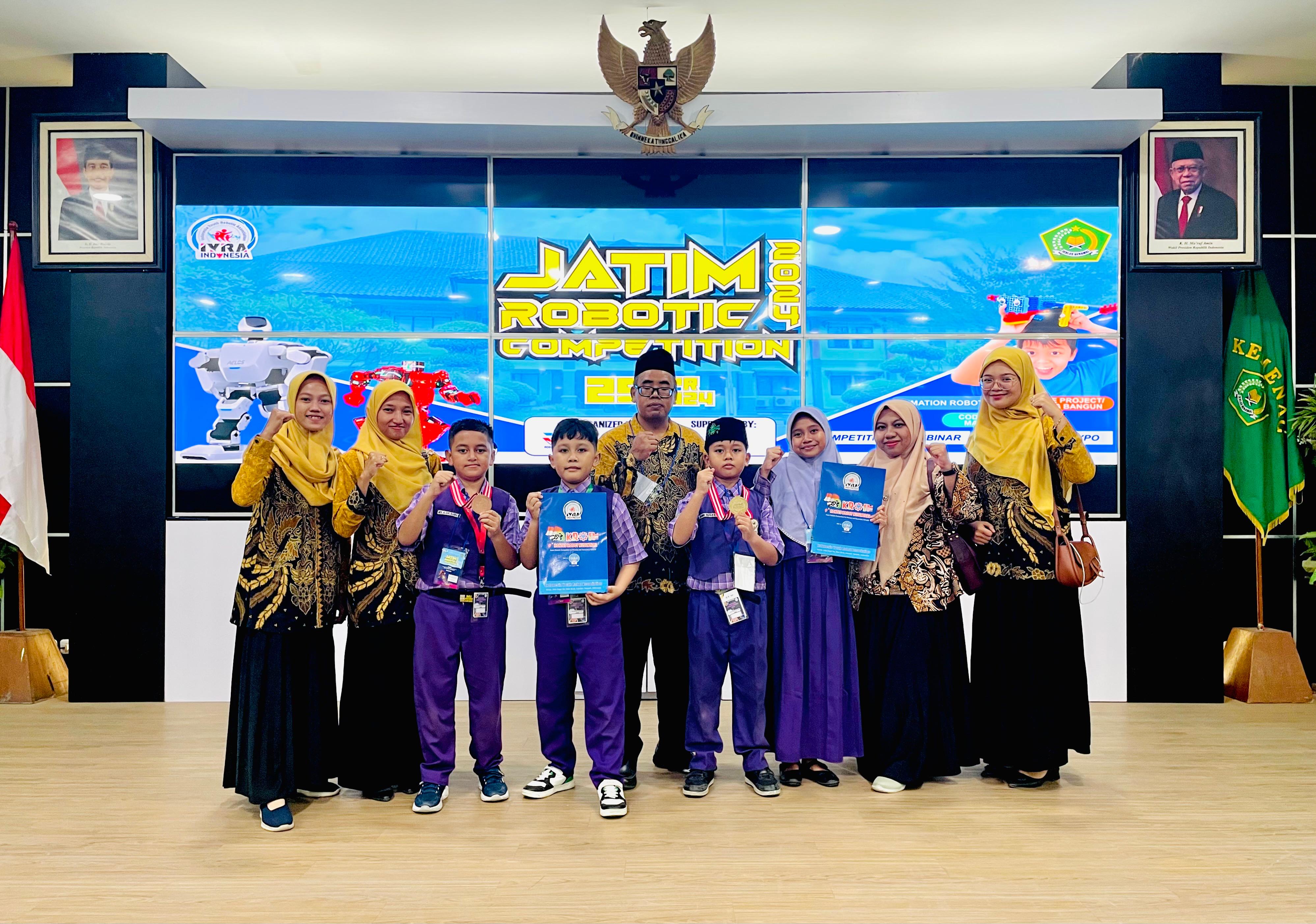 BANGGA: Para siswa dan dewan MI Maarif Bilingual Islamic Scool Tanggulangin dalam ajang Jatim Robotik Competition 2024. (IST)
