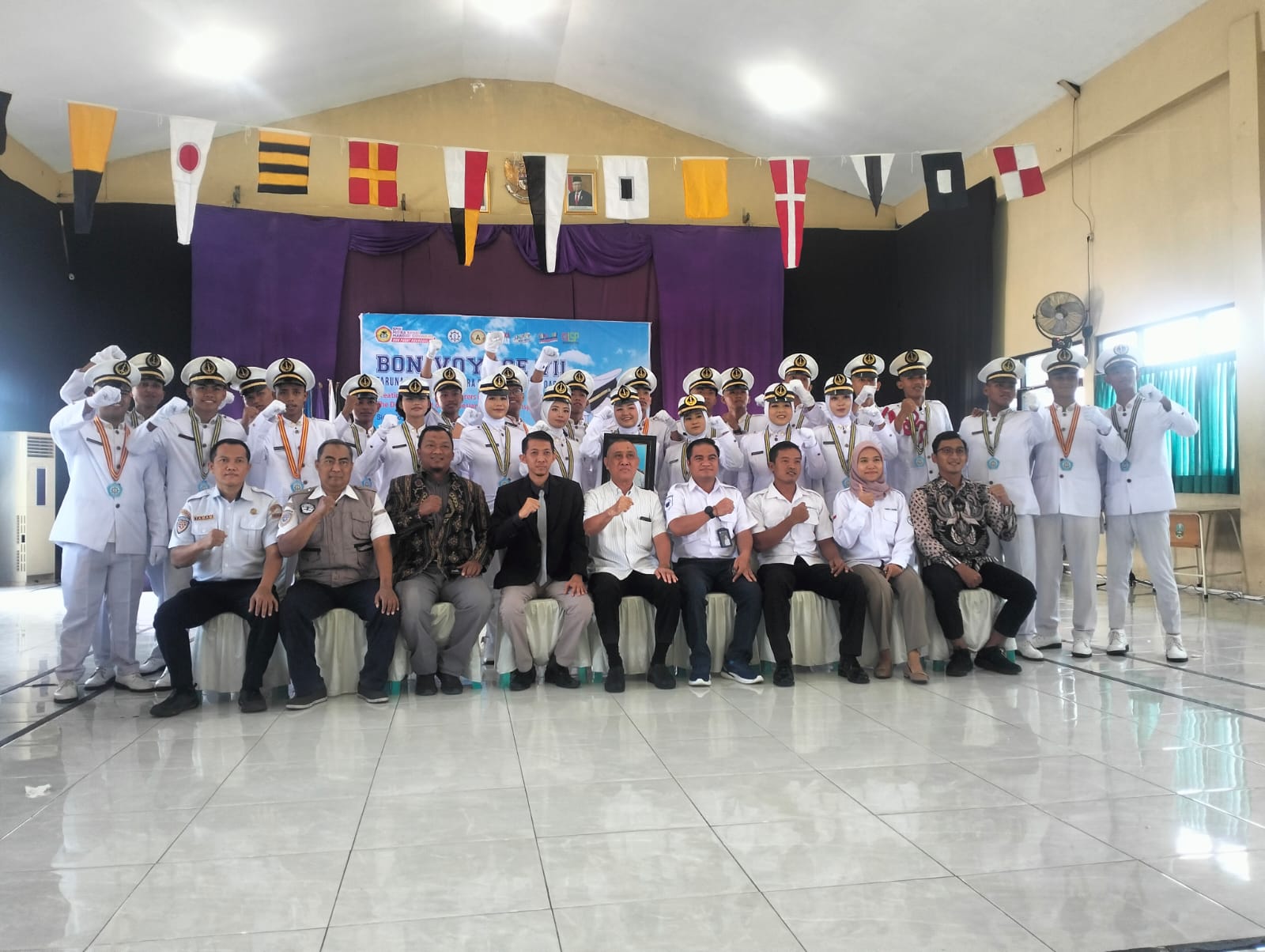 FOTO BERSAMA : CEO SMK Mitra Sehat Mandiri Sidoarjo Andri Priyoherianto bersama perusahan ternama sesudah Taruna/Taruni SMK Mitra Sehat Mandiri Sidoarjo. (ANAS/RADAR SIDOARJO)