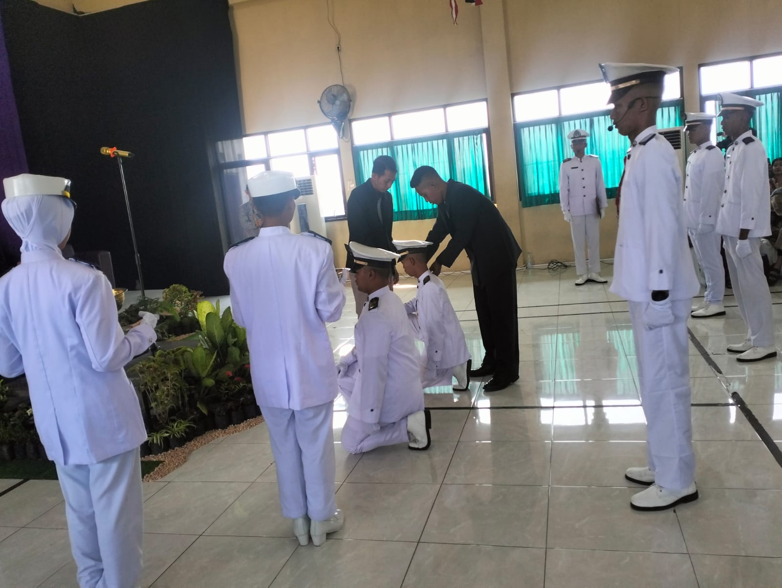 LULUS: Taruna/Taruni SMK Mitra Sehat Mandiri Sidoarjo saat proses pengalungan samir dan pemercikan air tujuh samudra oleh Andri Priyoherianto, CEO SMK Mitra Sehat Mandiri Sidoarjo. (IST)