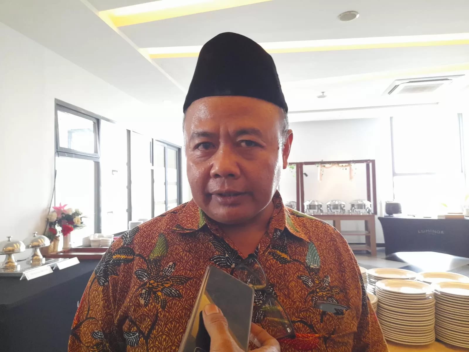 GRATIS: Ketua KPU Sidoarjo M Iskak saat ditemui Radar Sidoarjo. (M SAIFUL ROHMAN/RADAR SIDOARJO)