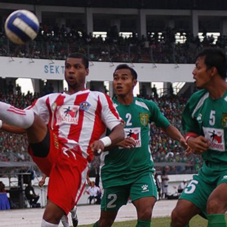 USAI PENSIUN: Eks legiun asing Deltras Sidoarjo asal Brazil, Hilton Moreira (kiri)