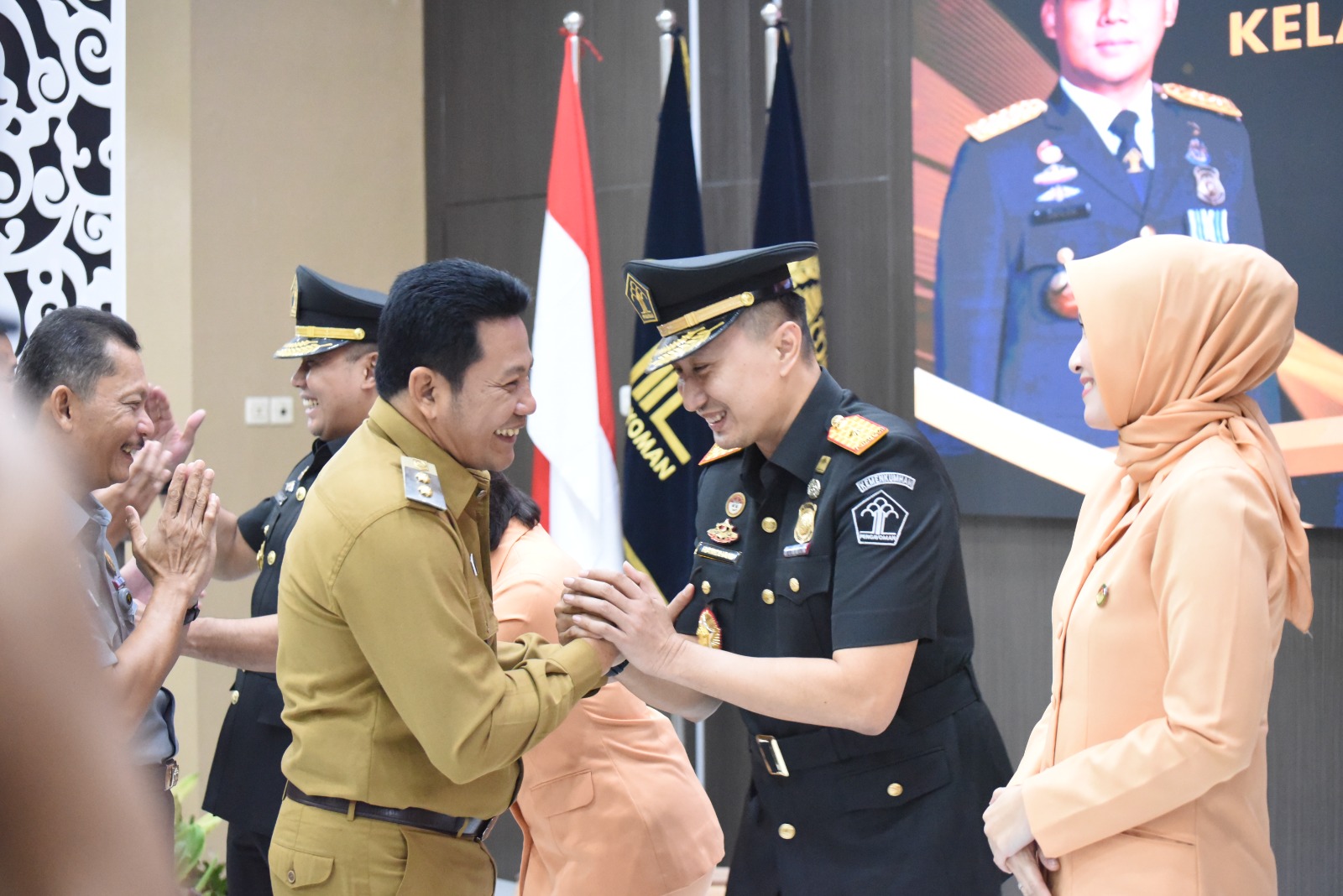 KOORDINASI : Wakil Bupati Sidoarjo Subandi mengucapkan selamat kepada Kepala Kantor Imigrasi Kelas I Khusus TPI Surabaya Ramdhani.
