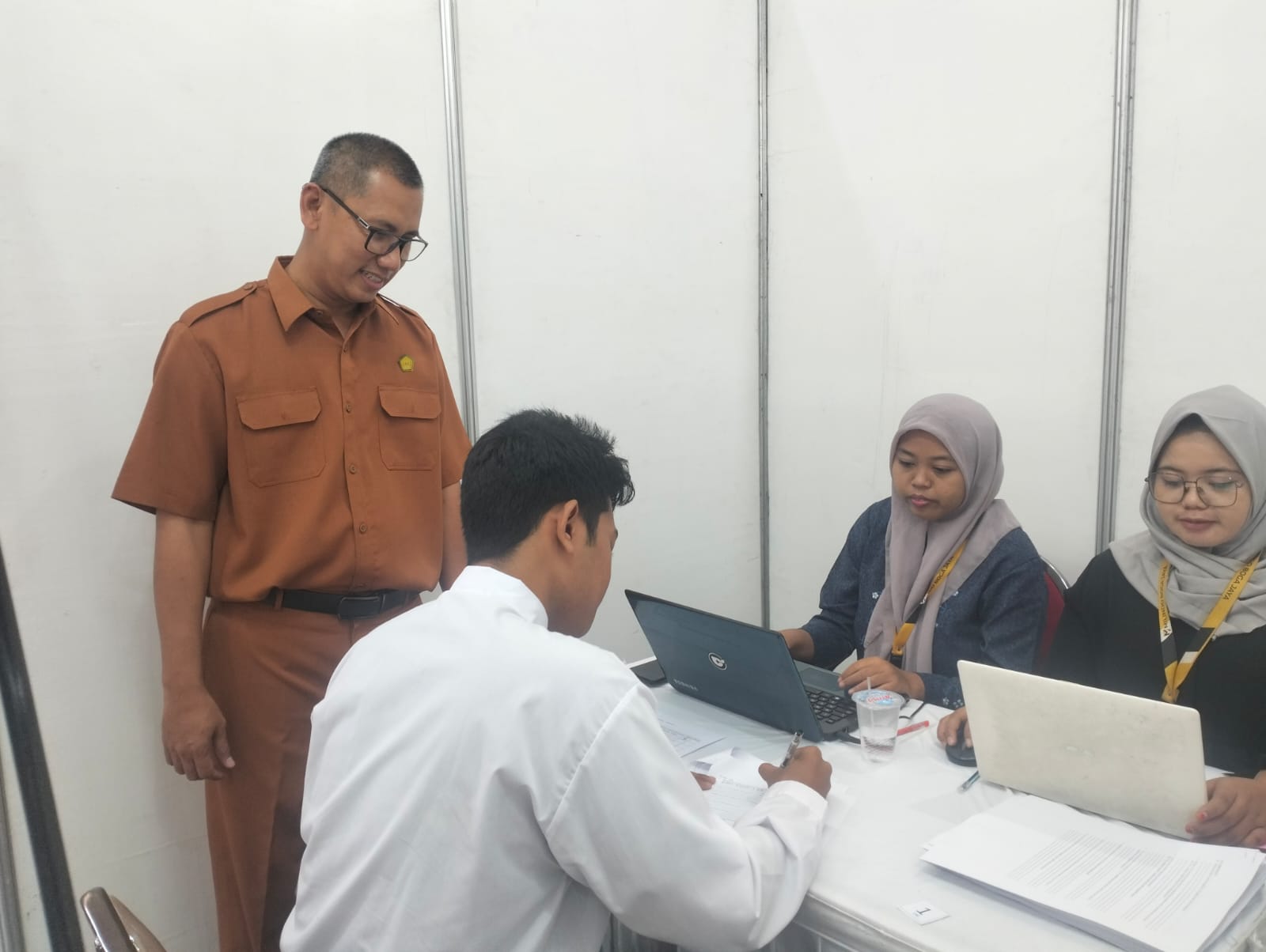 FASILITASI SISWA: Kepala SMK Darma Siswa 1 Sidoarjo H. Argo Ciptono, S.T.,M.M saat memantau para mencari pekerja yang menjalani interview dengan perusahaan dalam kegiatan Job Fair.