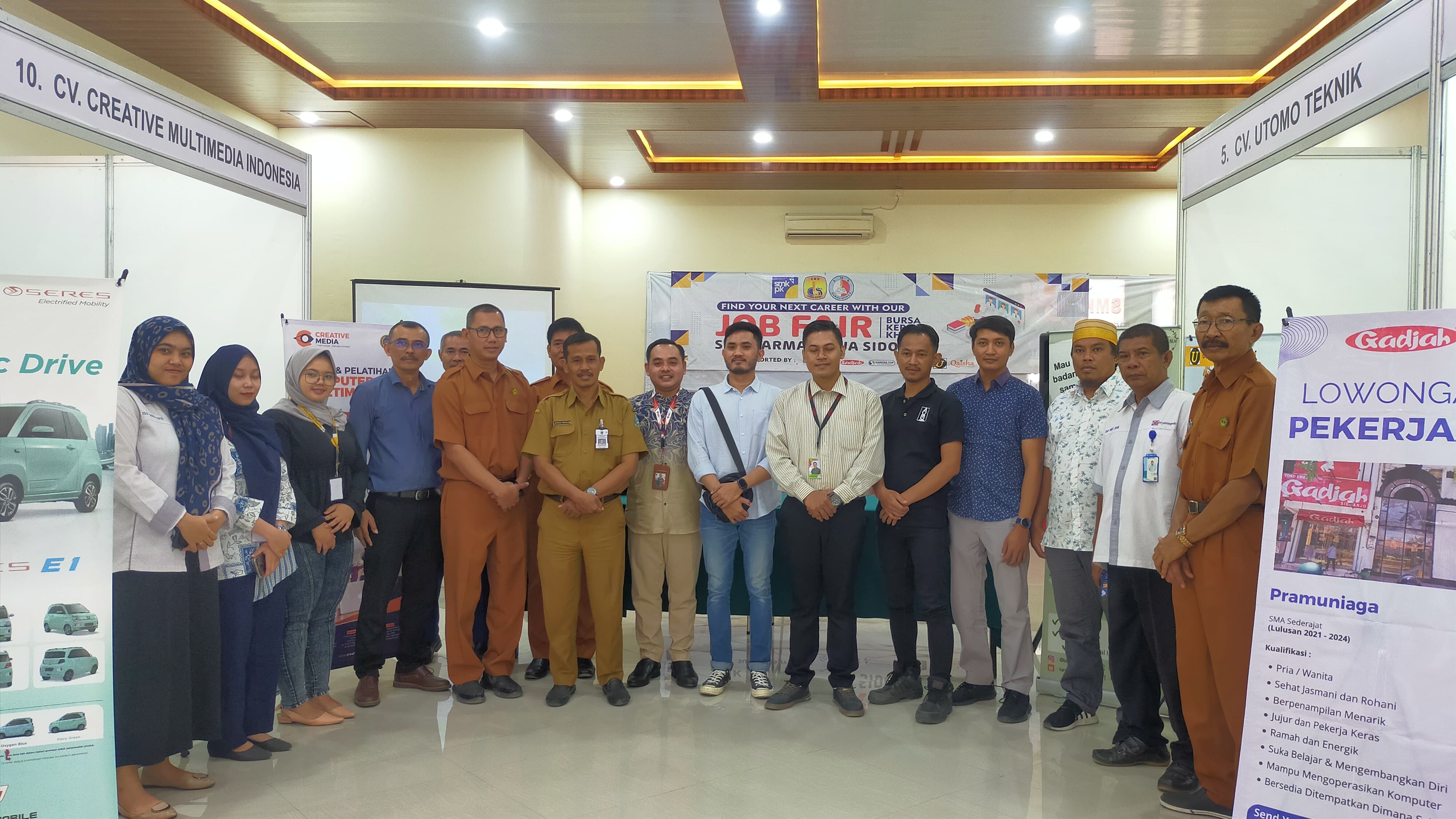 KOMPAK: Argo Ciptono (lima dari kiri) bersama Pengawas Dinas Pendidikan Jatim Wilayah Sidoarjo Abdul Kholis, Kepala SMK Mawa 2, Ketua BKK SMK Mawa 1, dan 10 perwakilan industri peserta Job Fair.