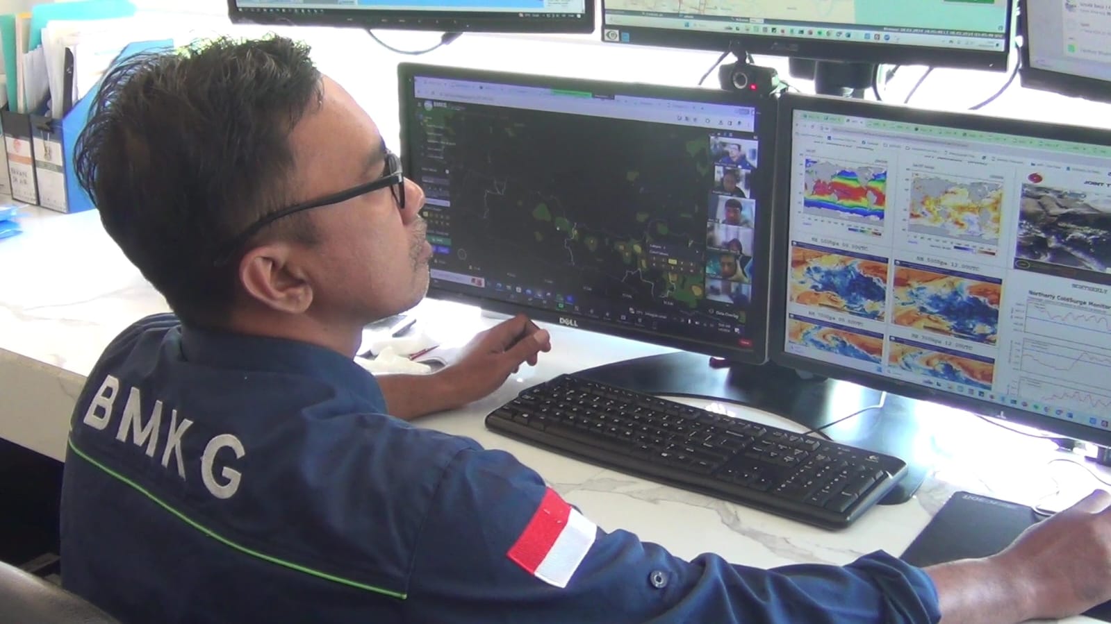 AWAL KEMARAU: Petugas Pengelola BMKG Juanda saat memantau pergerakan cuaca di Jawa Timur. (M SAIFUL ROHMAN/RADAR SIDOARJO)