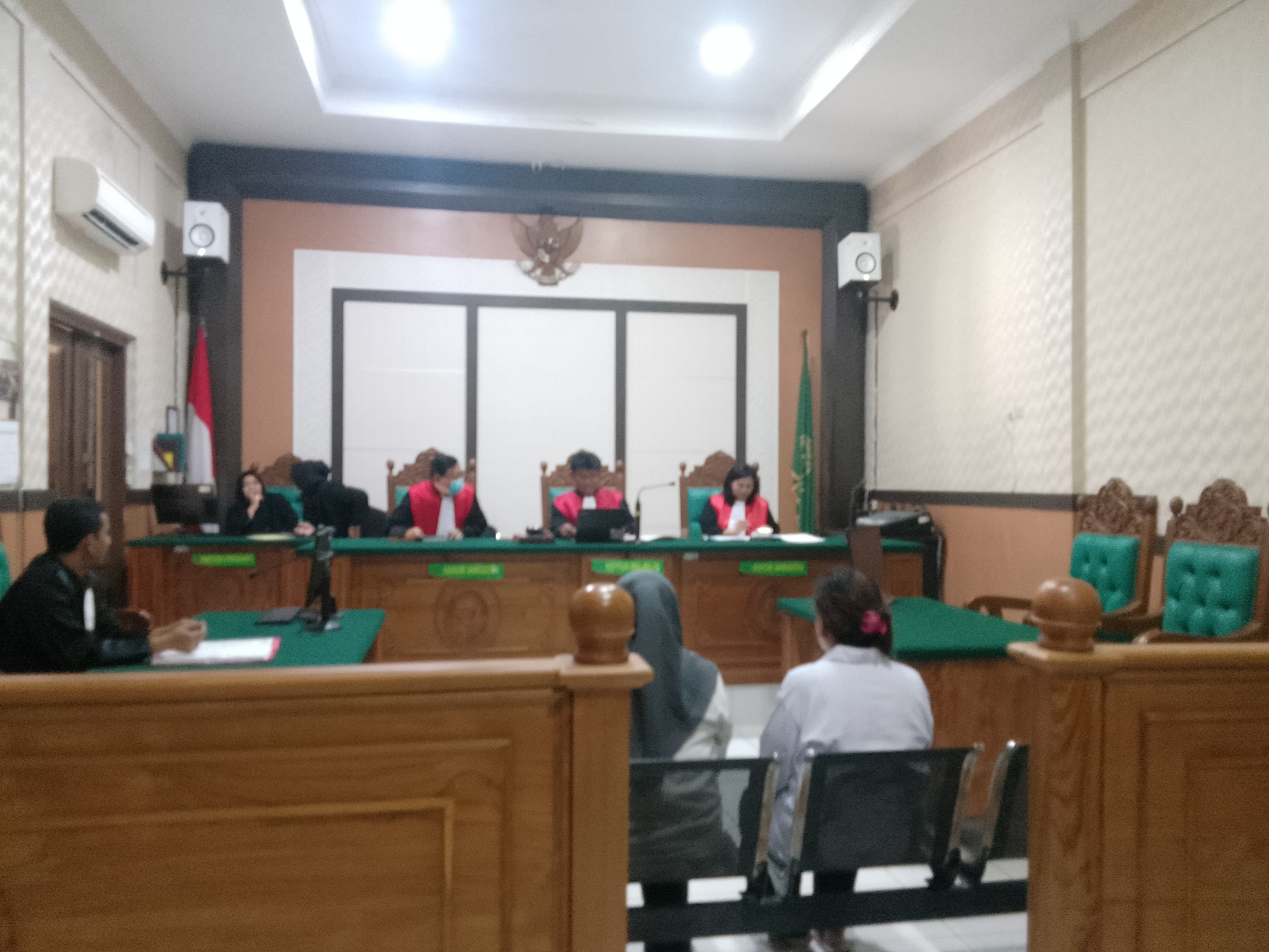 TEGANG : Dua emak-emak duduk di kursi pesakitan PN Sidoarjo, Selasa (7/5). (DIKY PUTRA SANSIRI/RADAR SIDOARJO)