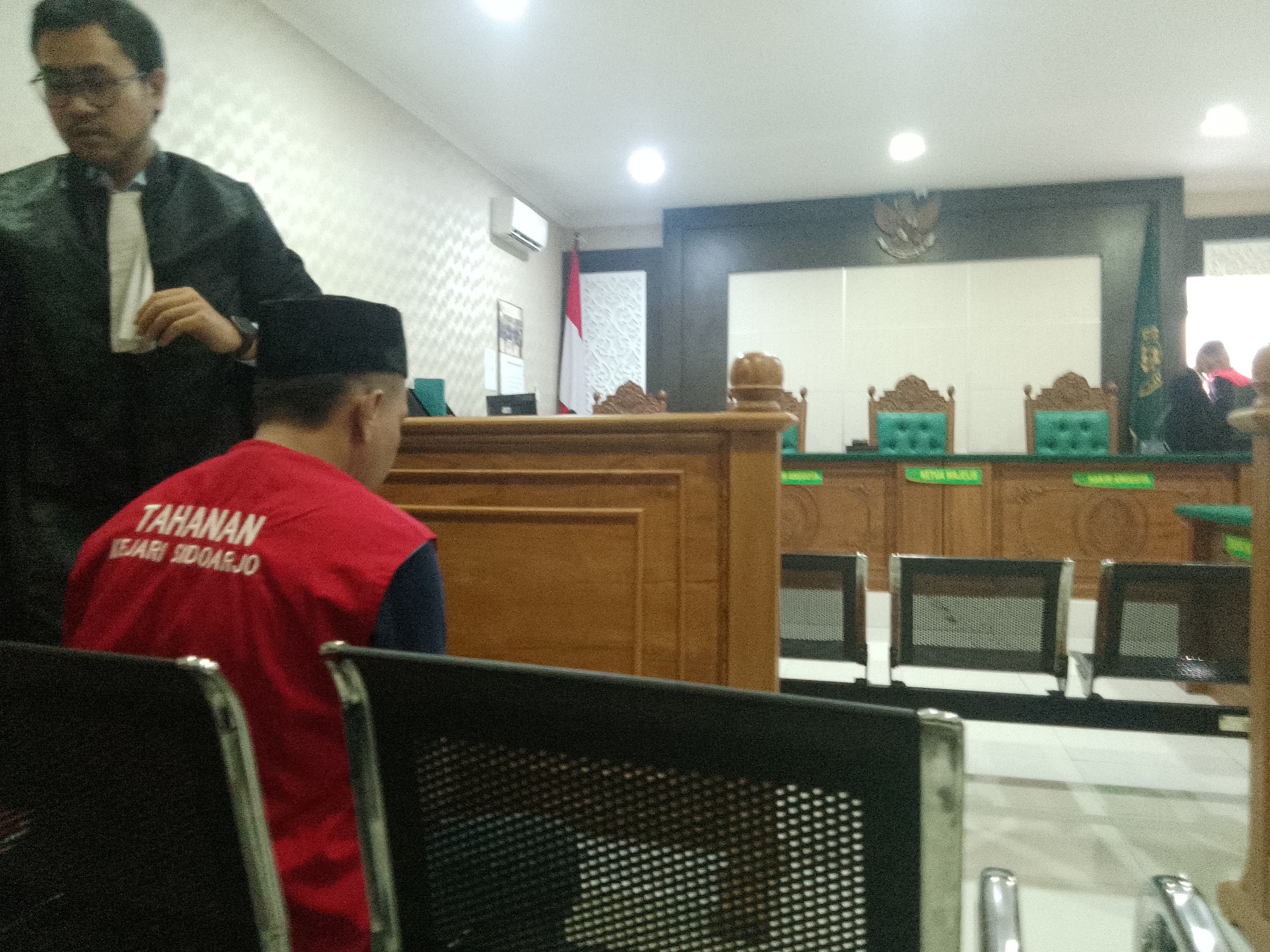 TEGANG : Terdakwa Achmad Purwanto menjalani sidang di PN Sidoarjo, Selasa, 7 Mei 2024. (DIKY PUTRA SANSIRI/RADAR SIDOARJO)