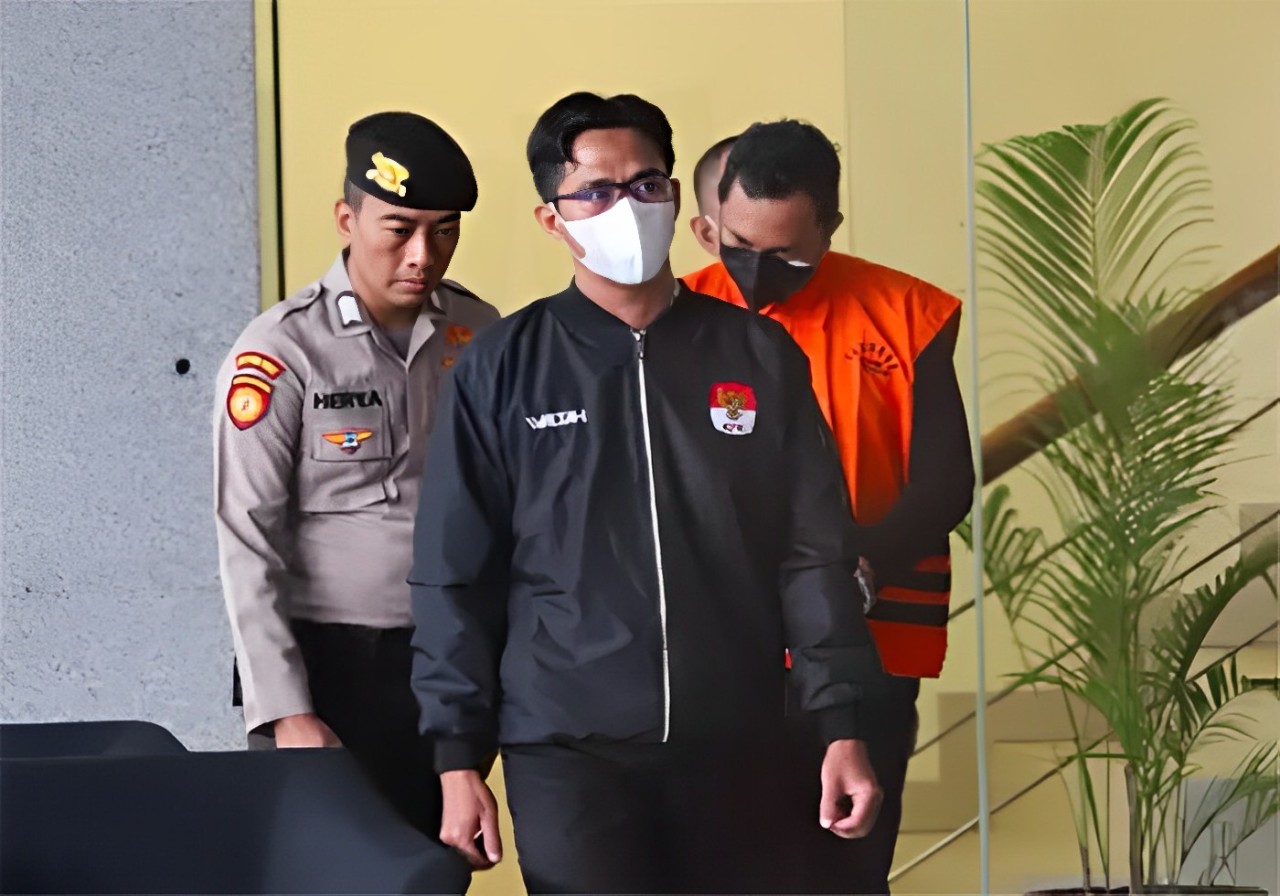 RESMI DITAHAN: Bupati Sidoarjo Ahmad Muhdlor mengenakan rompi oranye usai konferensi pers KPK, Selasa, 7 Mei 2024. (jawapos.com)
